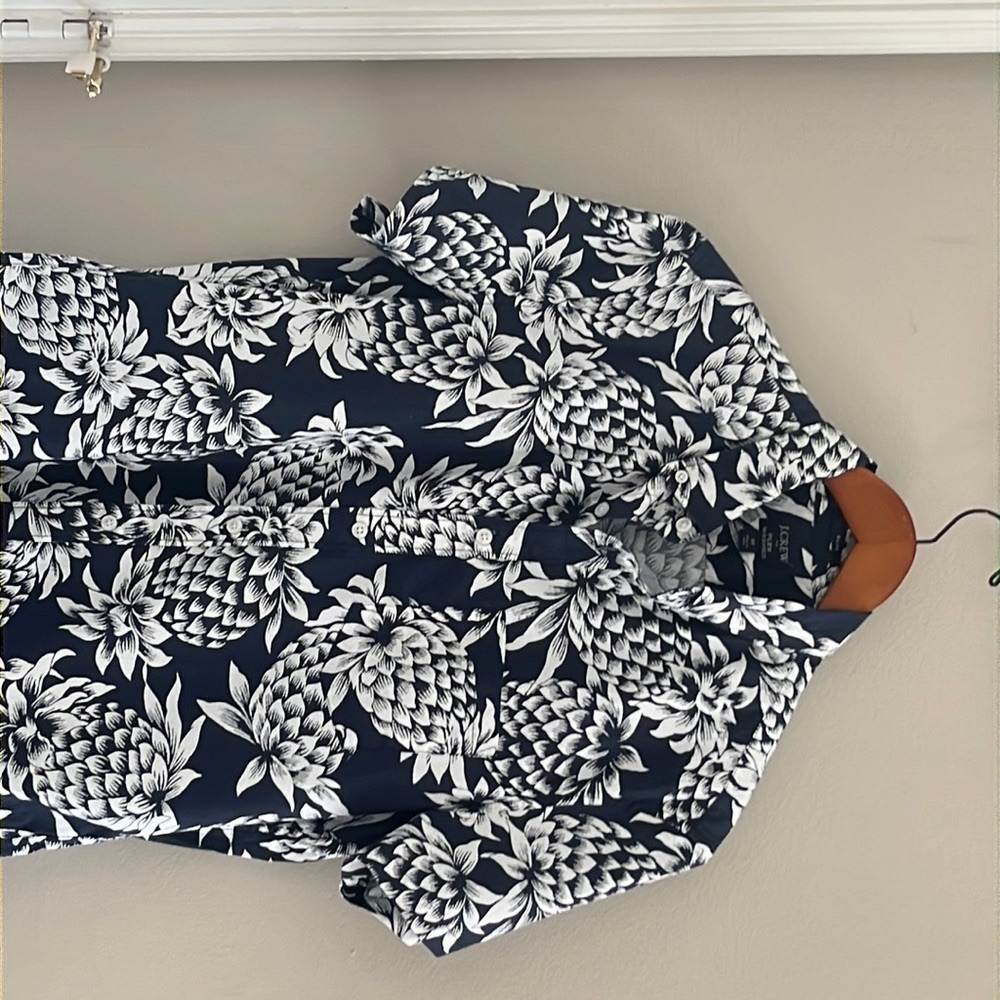 Men’s J. Crew button up Hawaiian pattern shirt